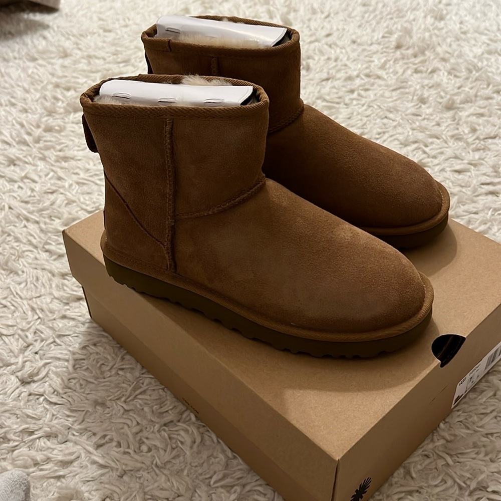 New! Ugg W Classic Mini II! Chesnut! Size 7
